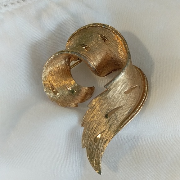 VINTAGE GOLDTONE BROOCH! - Picture 5 of 5